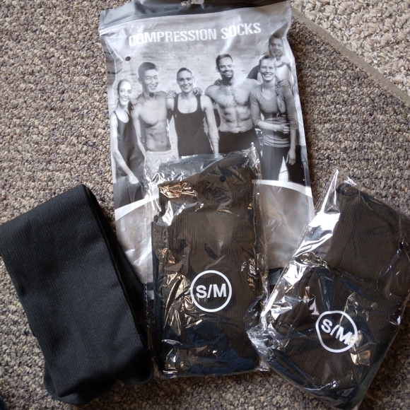 NWT Unisex compression Socks Black 3pk- 1 pair was just tried on never worn - Picture 1 of 4